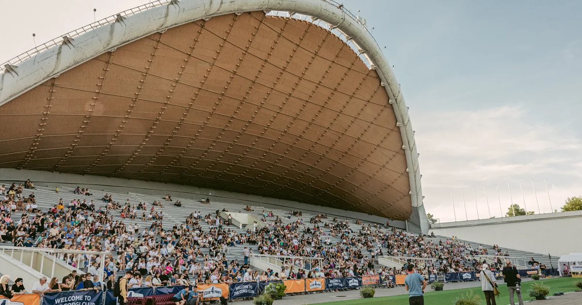 The packed stand at Vingis Park during Corgi Race Vilnius 2026